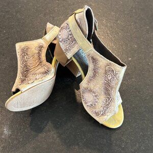 Roper Tooled Leather Sandals – Beige/White Size 7